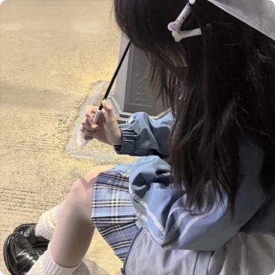 她比烟花寂寞封面